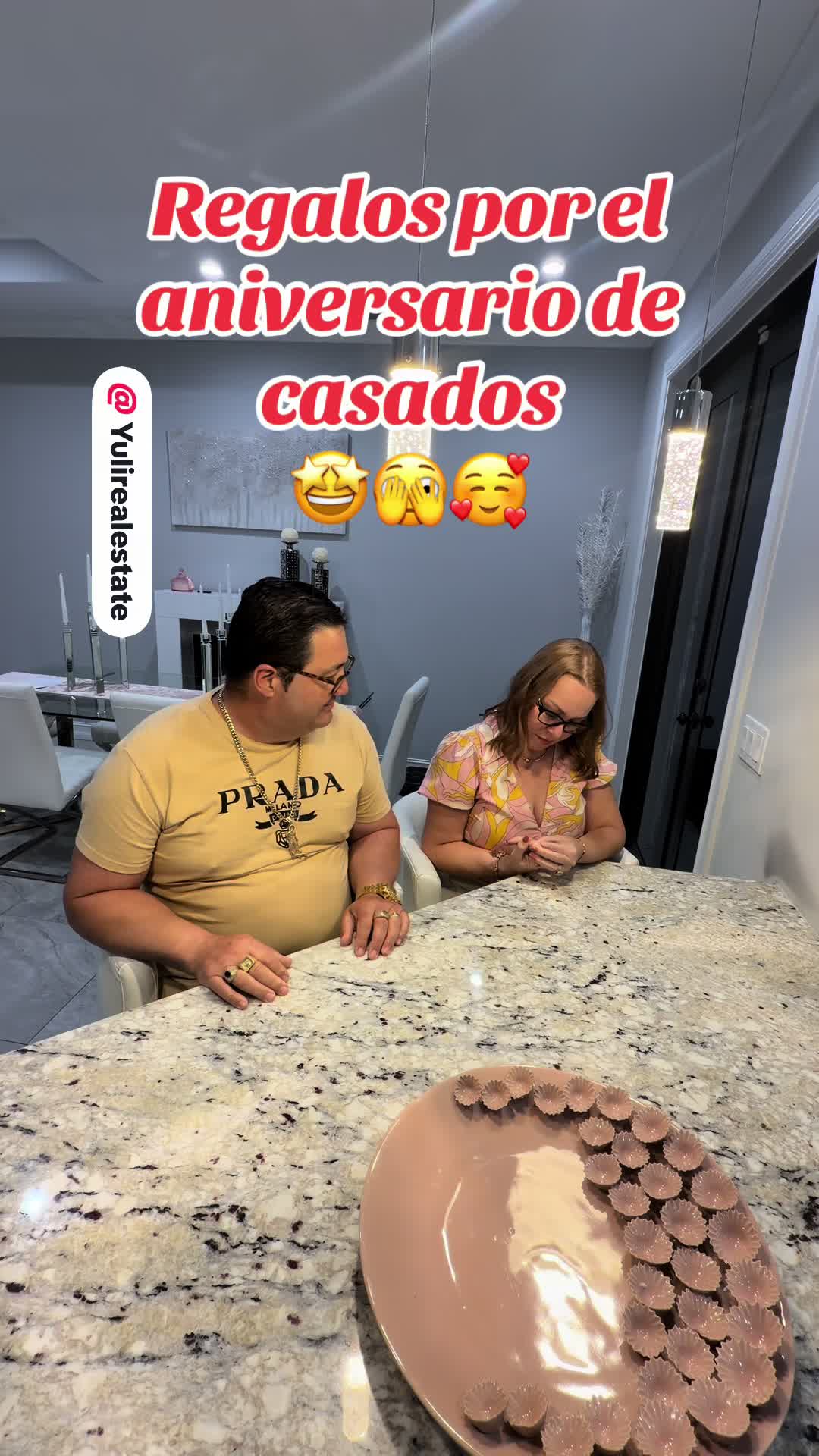 TikTok using Mujeres