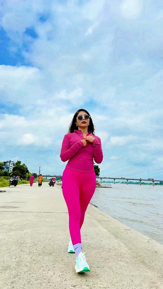 TikTok using Sheher Ki Ladki (From "Khandaani Shafakhana")