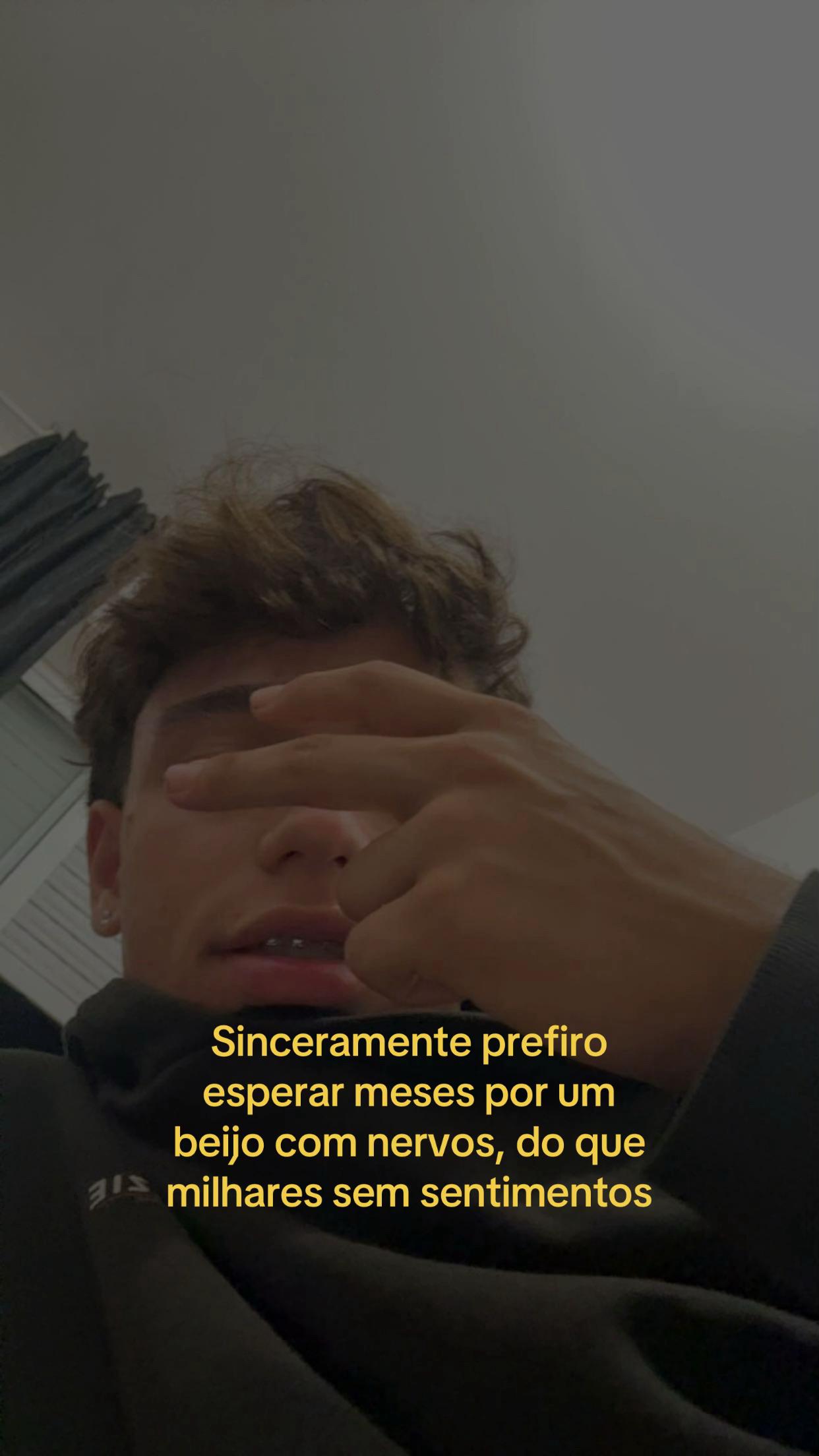 TikTok using A Escondidas